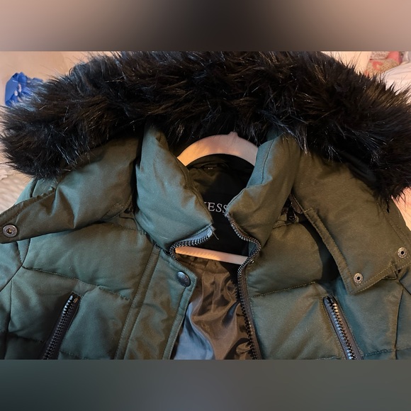 🌲💚NWOT Guess Women’s Winter Parka Coat Dark Olive Green, Black Faux Fur Hood🌲💚 - Picture 4 of 16